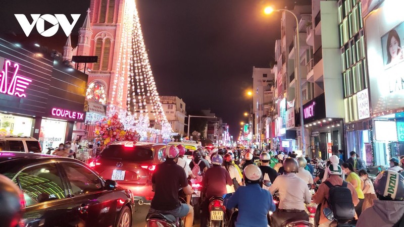 TP HCM dong vui, nhon nhip trong dem Giang sinh-Hinh-4