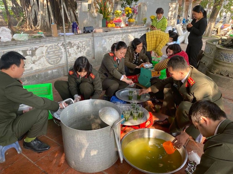 Ha Noi: Am long bua com gia 0 dong giua tiet troi gia ret-Hinh-3