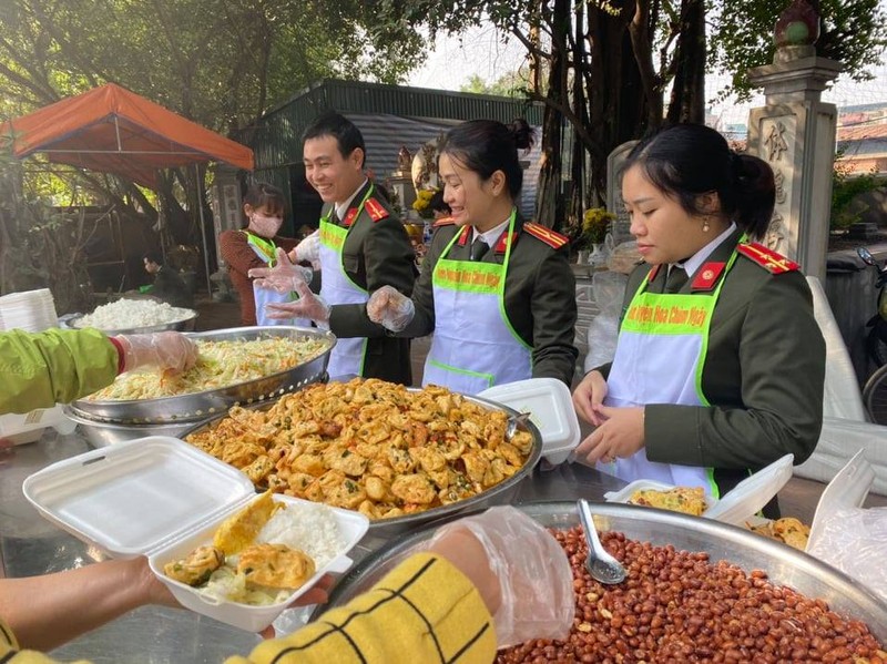 Ha Noi: Am long bua com gia 0 dong giua tiet troi gia ret