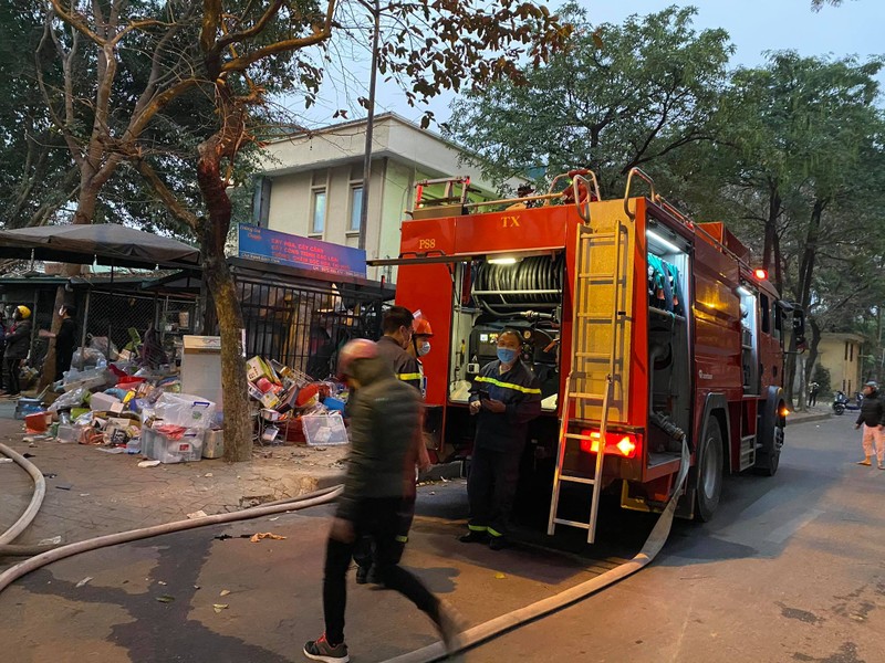 Chay lon o cho Xanh Linh Dam, cot khoi boc cao hang tram met-Hinh-8