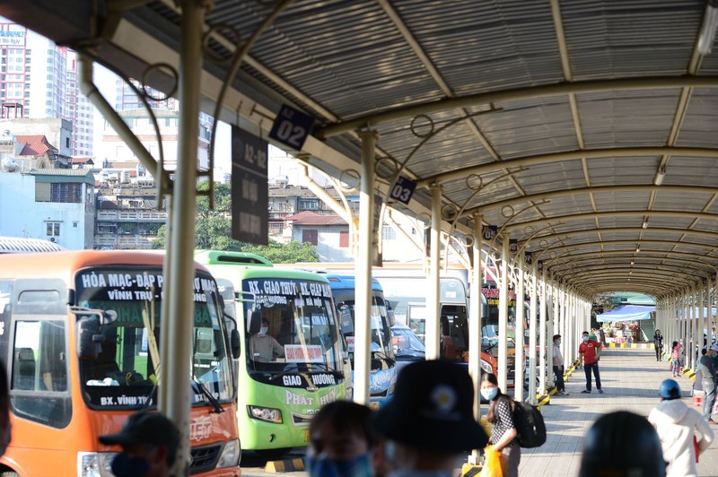 Chieu cuoi nam, ben xe Ha Noi am dam vang khach-Hinh-3