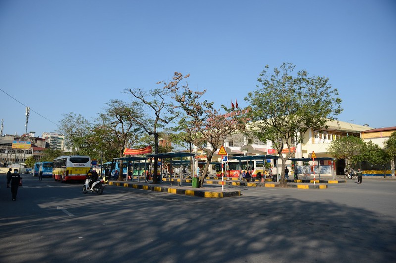 Chieu cuoi nam, ben xe Ha Noi am dam vang khach-Hinh-5