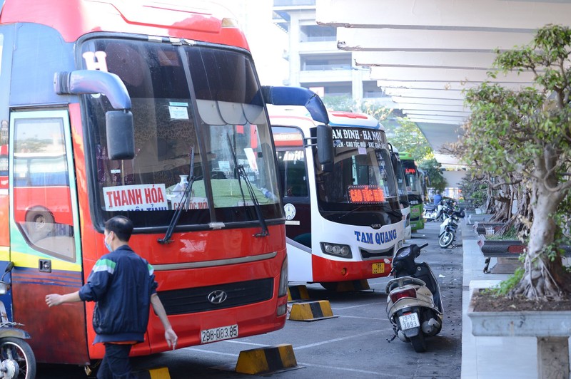 Chieu cuoi nam, ben xe Ha Noi am dam vang khach-Hinh-8