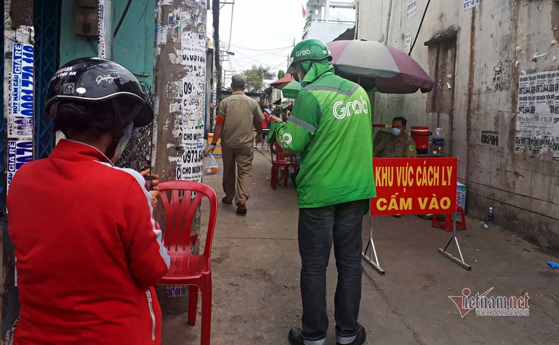 Nguoi dan khu phong toa: Dat hang qua Tet, nhan banh co truyen tu nguoi than-Hinh-5