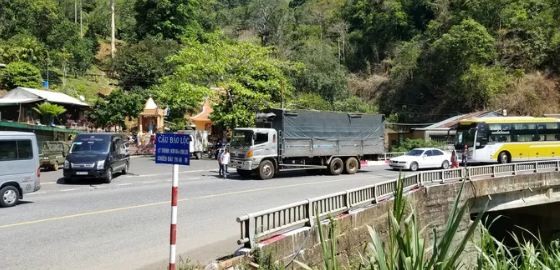 Video: Container lai roi xuong vuc tai khuc cua “tu than” tren deo Bao Loc