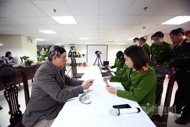 Cong an lam the can cuoc gan chip thau dem cho nguoi dan Ha Noi-Hinh-8