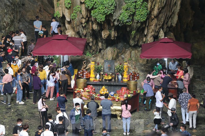 Hon hai van khach tray hoi chua Huong trong ngay dau mo cua-Hinh-4