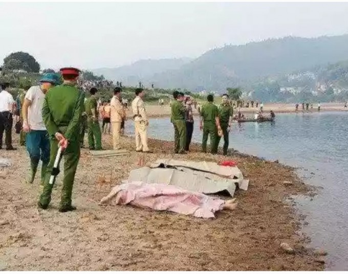 Tin nong ngay 19/4: Xung “can bo” vao tan nha ba 70 tuoi trom tien, vang-Hinh-5