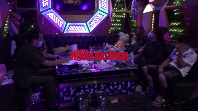 Video: Dot kich quan karaoke luc 1 gio sang, CA phat hien nhieu “chan dai” dang bay lac-Hinh-2