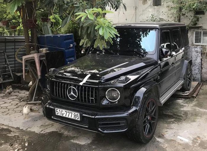 Phat hien xe sieu sang Mercedes G63 bien so gia luu thong tren duong