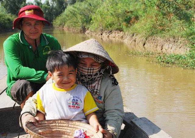 Em be noi tieng trong “Canh dong hoang” tro thanh ty phu nong dan-Hinh-4