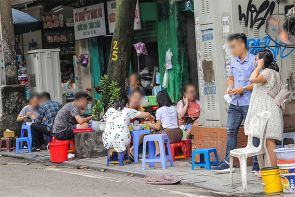 Tam dung hoat dong quan an, uong duong pho, tra da, ca phe via he o Ha Noi