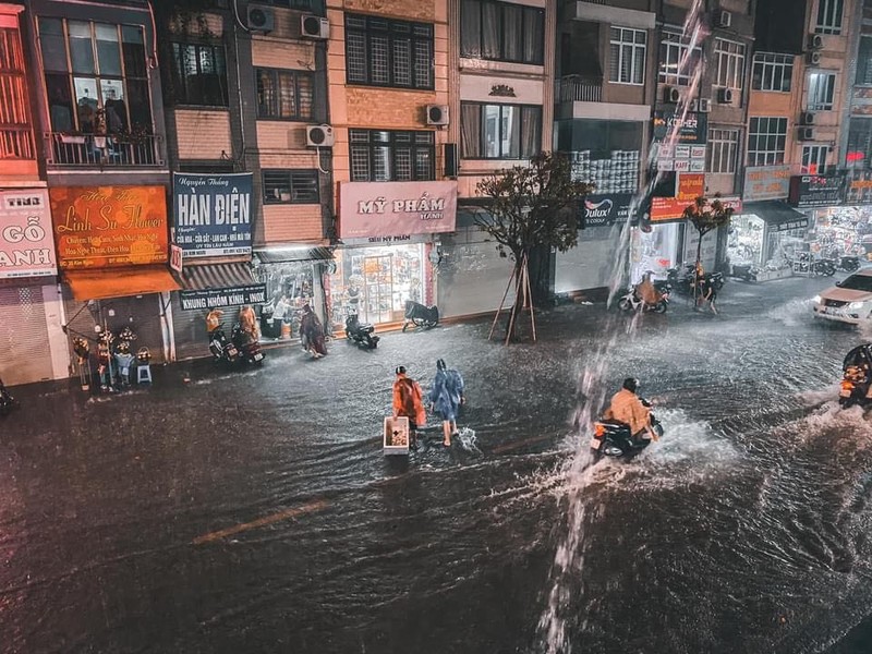 Nhieu tuyen pho Ha Noi ngap trong bien nuoc sau mua lon-Hinh-3