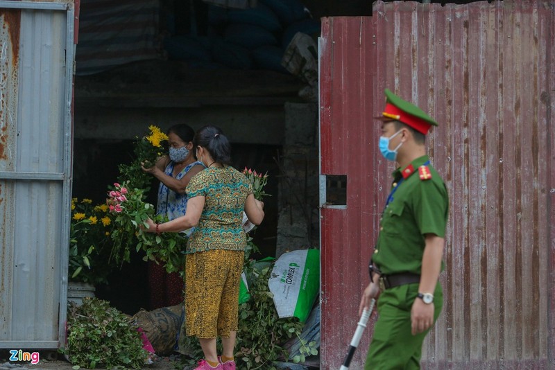 Tieu thuong cho coc voi va don hang khi cong an xuat hien-Hinh-14