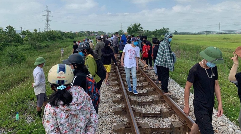 Bat giam nguoi me om con nam tren duong ray dinh tu tu-Hinh-2