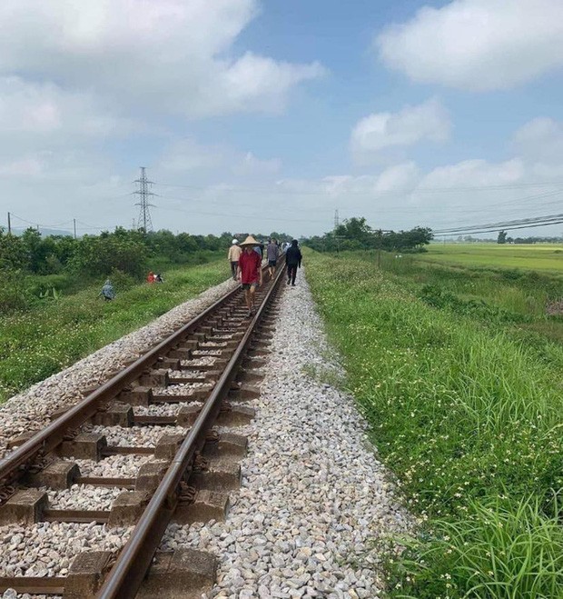 Bat giam nguoi me om con nam tren duong ray dinh tu tu-Hinh-3