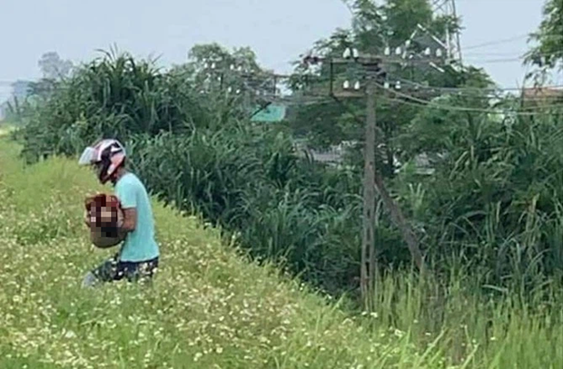 Bat giam nguoi me om con nam tren duong ray dinh tu tu-Hinh-7