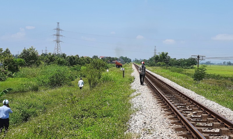 Bat giam nguoi me om con nam tren duong ray dinh tu tu-Hinh-8