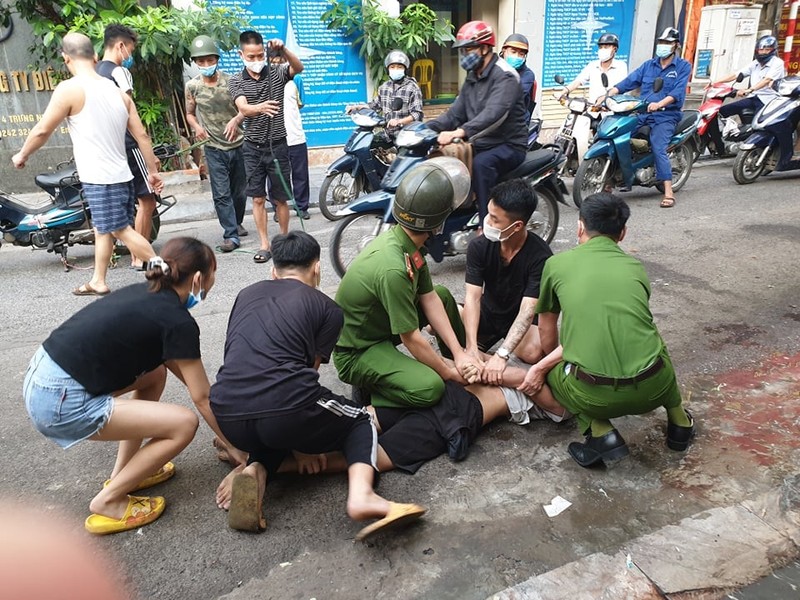 Khong che nguoi dan ong chan o to xin tien, doa giet nguoi di duong-Hinh-4