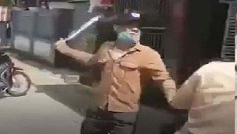 Video: Thanh nien o Ha Tinh khong doi mu bao hiem con rut dao, kiem chong tra CSGT