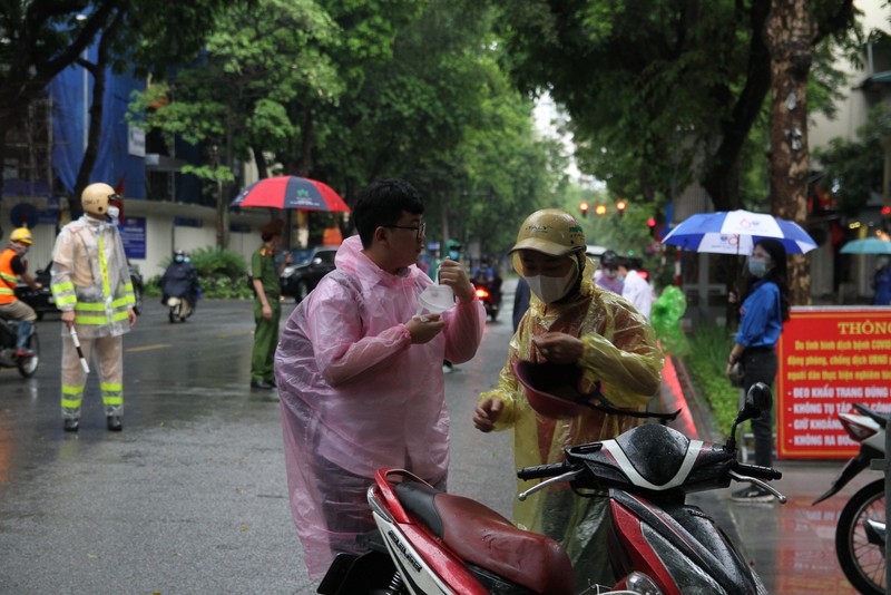 Thi sinh Ha Noi doi mua den diem thi tuyen sinh lop 10-Hinh-8