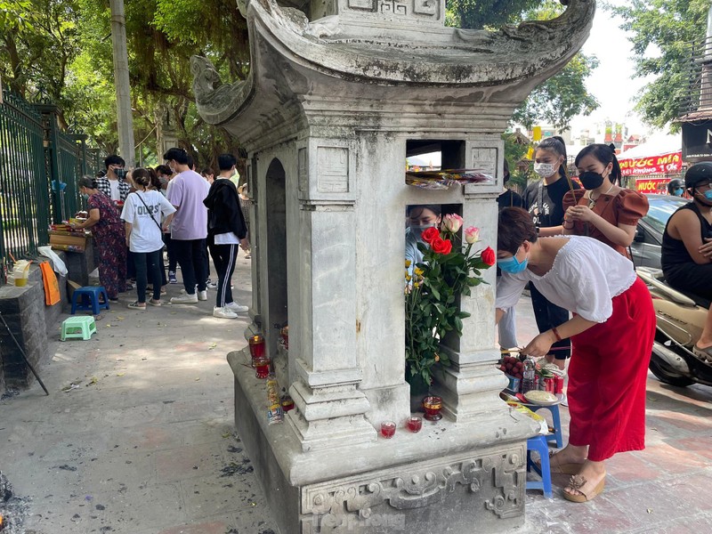 Hang tram si tu den Van Mieu vai vong cau may truoc ngay thi tot nghiep THPT-Hinh-4