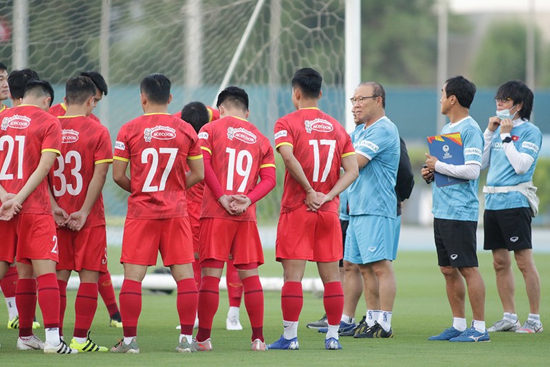 Tuyen Viet Nam chot ngay hoi quan: Dang Van Lam tro lai