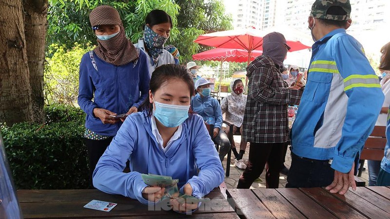 Ha Noi: Hang tram cong nhan ve sinh roi nuoc mat khi nhan tien luong bi no-Hinh-11