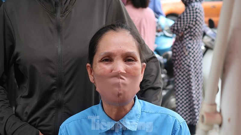 Ha Noi: Hang tram cong nhan ve sinh roi nuoc mat khi nhan tien luong bi no-Hinh-12