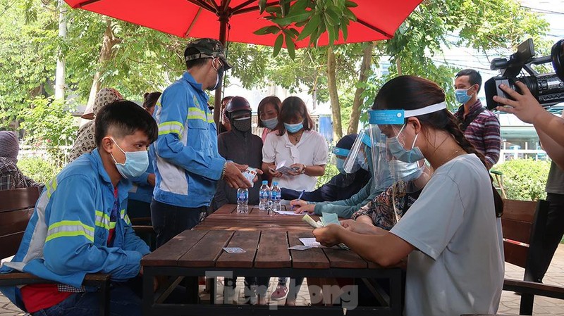 Ha Noi: Hang tram cong nhan ve sinh roi nuoc mat khi nhan tien luong bi no-Hinh-6