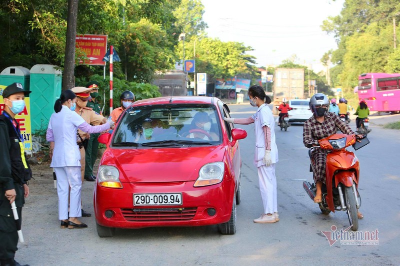 Hinh anh dau tien tai cac chot cua ngo Ha Noi, co test nhanh Covid-19-Hinh-3