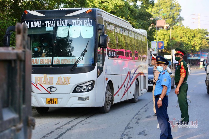 Hinh anh dau tien tai cac chot cua ngo Ha Noi, co test nhanh Covid-19