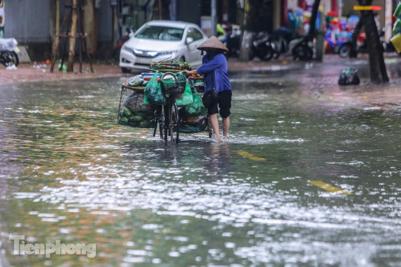 Nuoc tran vao nha, 'pho bien thanh song' sau mua lon o Ha Noi-Hinh-11