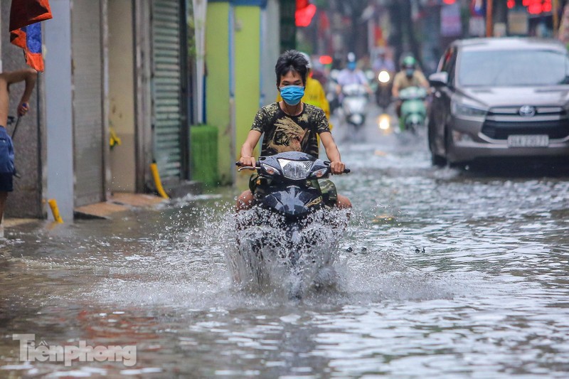 Nuoc tran vao nha, 'pho bien thanh song' sau mua lon o Ha Noi-Hinh-3