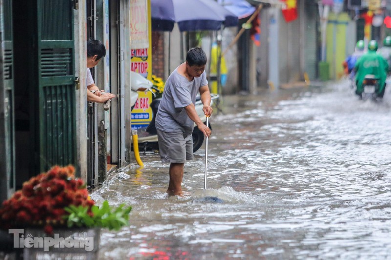 Nuoc tran vao nha, 'pho bien thanh song' sau mua lon o Ha Noi-Hinh-5