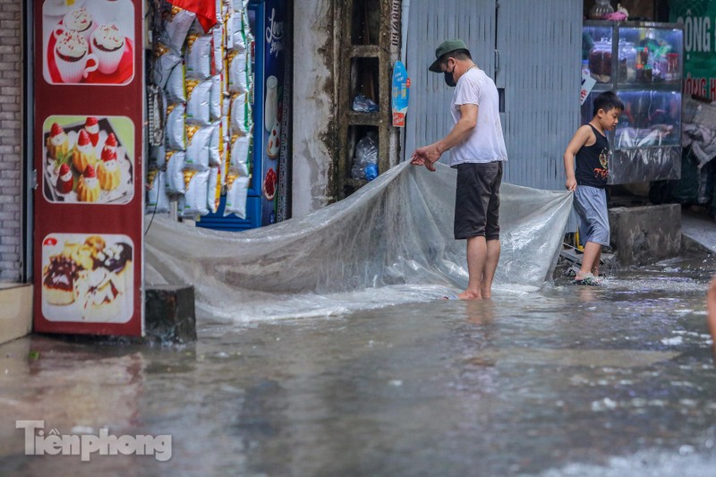 Nuoc tran vao nha, 'pho bien thanh song' sau mua lon o Ha Noi-Hinh-6