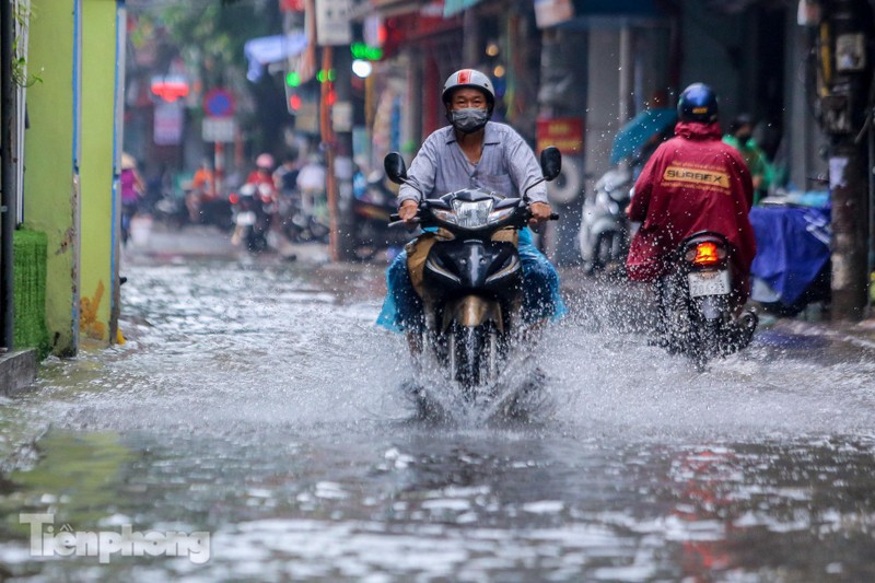 Nuoc tran vao nha, 'pho bien thanh song' sau mua lon o Ha Noi-Hinh-9