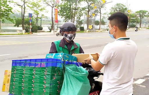 Ba Ria - Vung Tau: Shipper hoat dong voi “nhan dien” phong chong COVID-19 dac biet