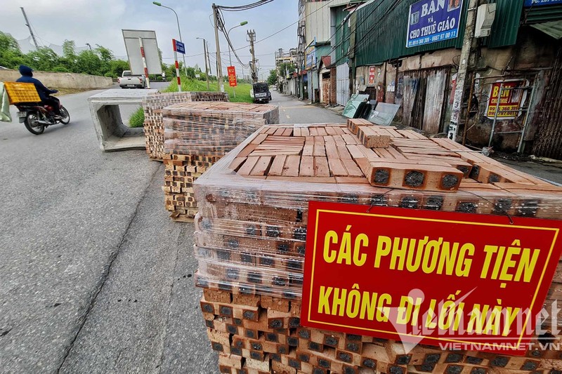 Xe tai, container, cong be tong... thanh lo cot chong COVID-19-Hinh-8