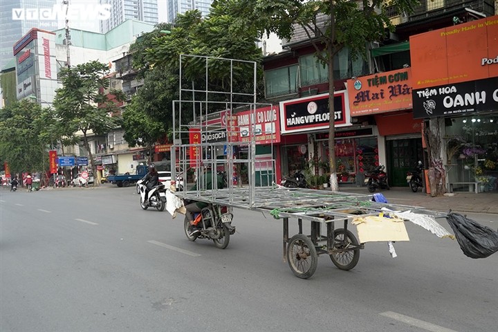 Xe may cu nat nhan nhan long hanh tren pho Ha Noi-Hinh-12