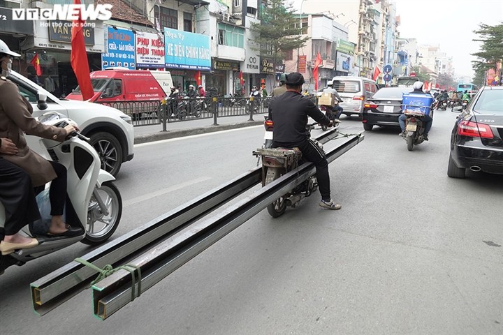 Xe may cu nat nhan nhan long hanh tren pho Ha Noi-Hinh-13