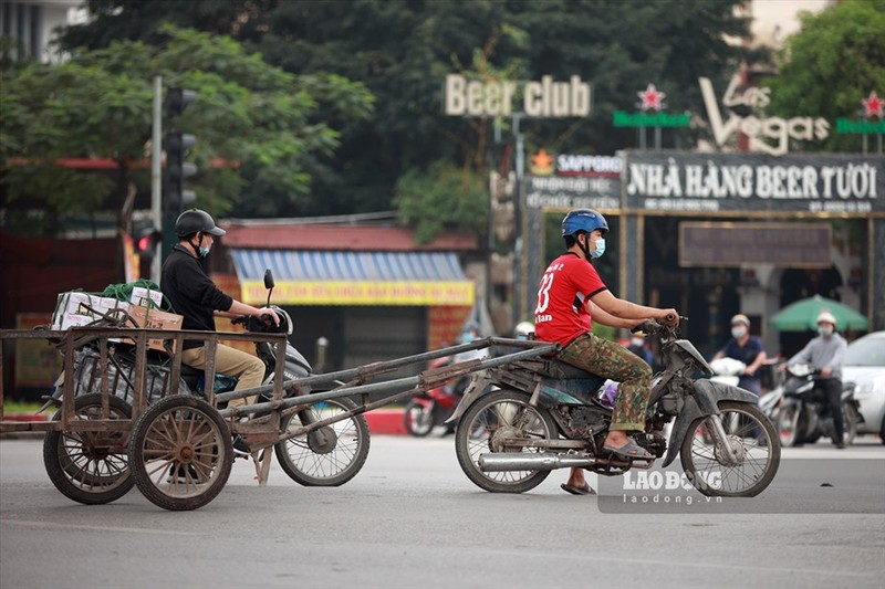 Xe may cu nat nhan nhan long hanh tren pho Ha Noi-Hinh-3