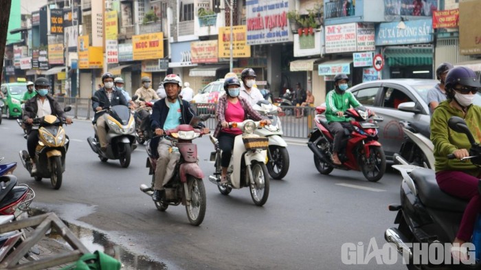 Xe may cu nat nhan nhan long hanh tren pho Ha Noi-Hinh-8