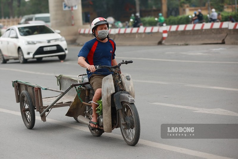 Xe may cu nat nhan nhan long hanh tren pho Ha Noi