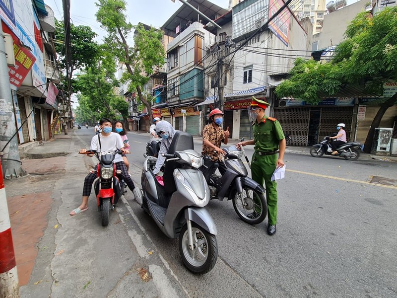 COVID-19: Ngay dau Ha Noi siet chat ly do ra duong-Hinh-10