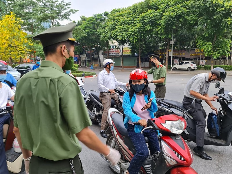 COVID-19: Ngay dau Ha Noi siet chat ly do ra duong-Hinh-7