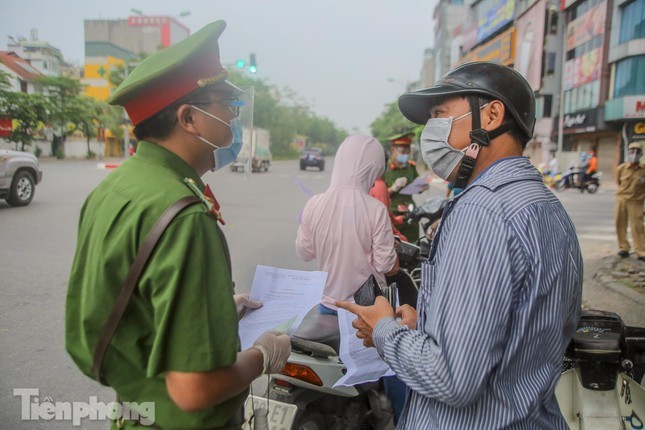 Ha Noi siet chat ly do ra duong, nhieu phuong tien buoc 'quay xe'-Hinh-16