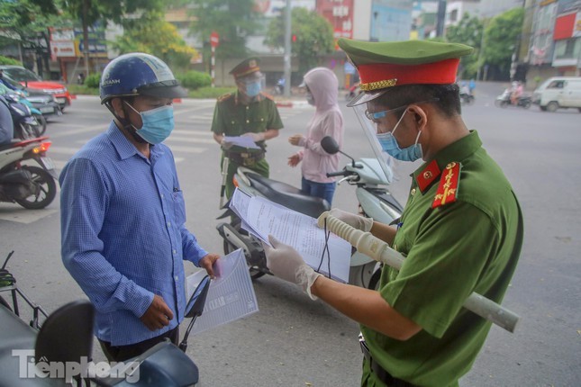 Ha Noi siet chat ly do ra duong, nhieu phuong tien buoc 'quay xe'-Hinh-17