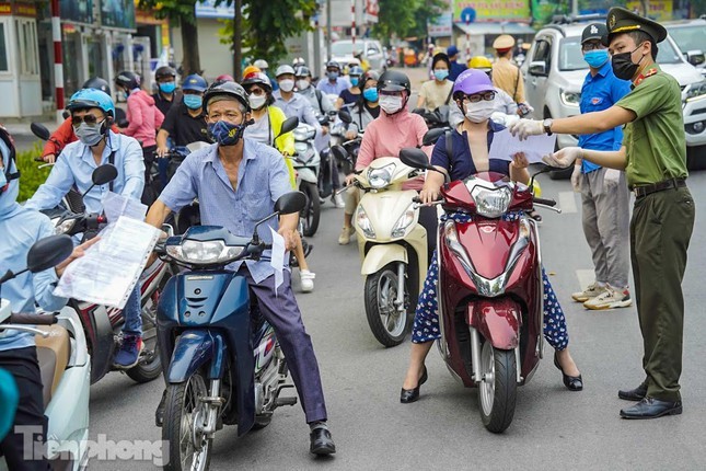 Ha Noi siet chat ly do ra duong, nhieu phuong tien buoc 'quay xe'-Hinh-4