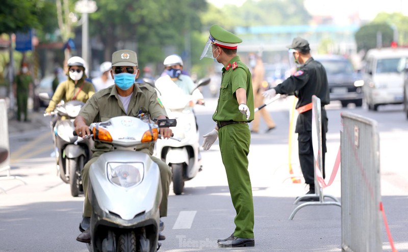 Hinh anh to cong tac dac biet kiem tra nguoi luu thong trong noi do Ha Noi-Hinh-10